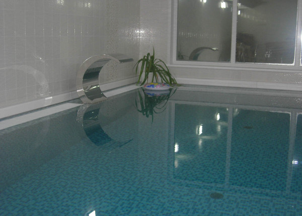 Гидравлический вариант греющего плинтуса в бассейне